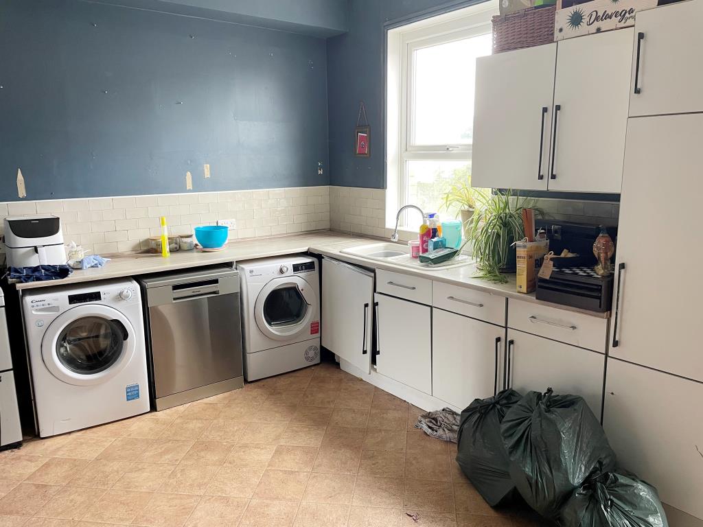 Lot: 175 - SPACIOUS MAISONETTE IN NEED OF UPDATING AND REFURBISHMENT -